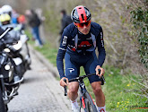 Tom Pidcock haalt verschroeiend uit in de Wereldbeker mountainbike en wint van Mathieu van der Poel met een minuut verschil