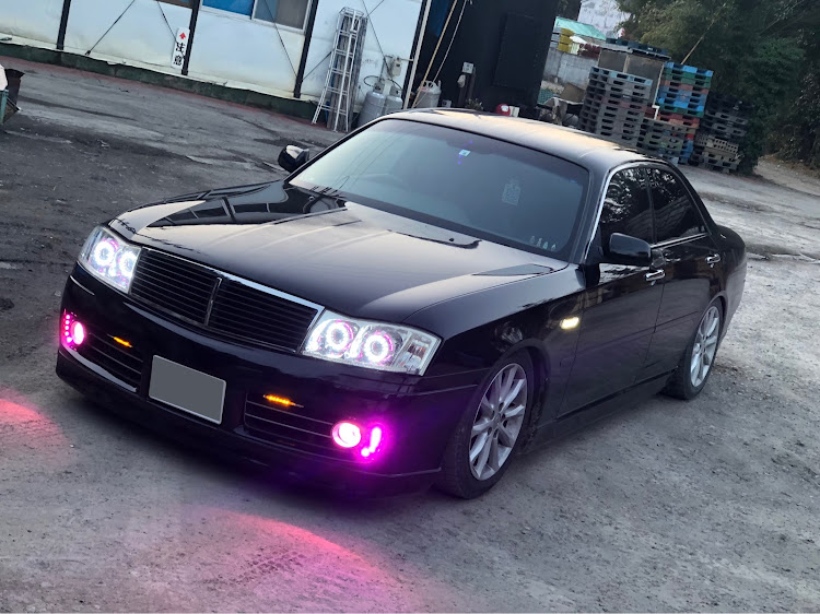 グロリアの左斜め前写真展・王冠👑・洗車に関するカスタム事例の投稿画像1枚目