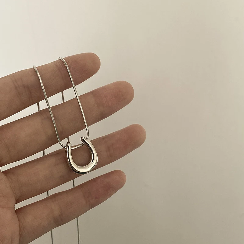 Eenvoudige geometrische U-vormige ketting van titanium staal voor vrouwen, stijlvol design, duurzaam en perfect voor dagelijks gebruik.