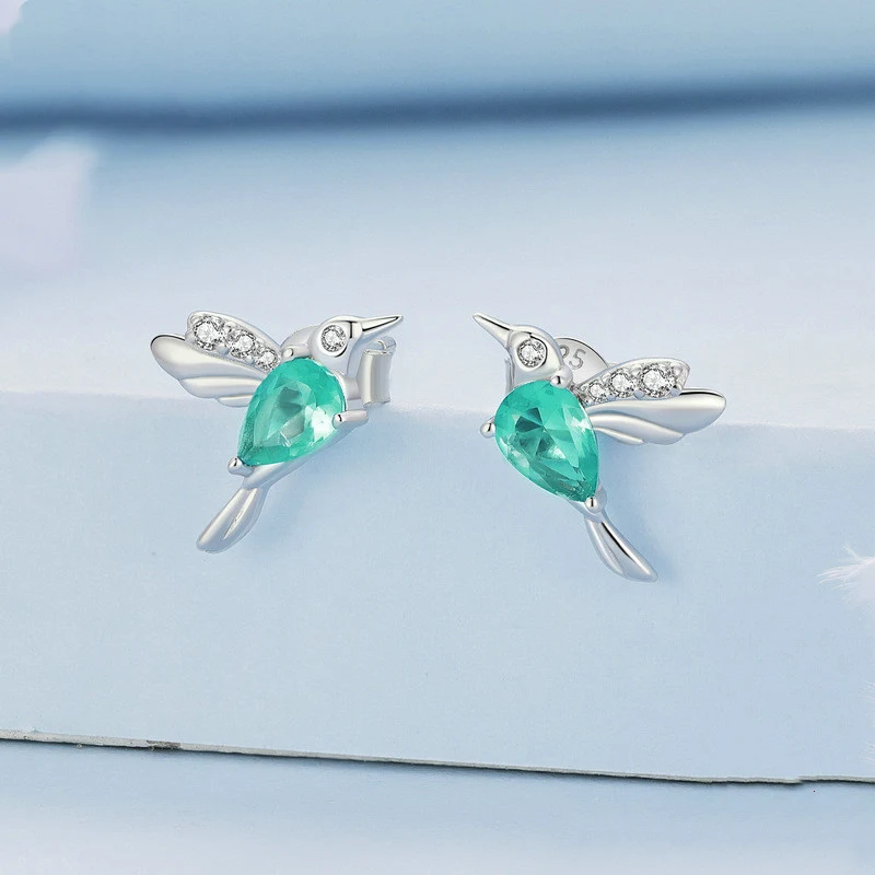 Boucles d'oreilles femme en argent sterling, tendance et durables. Bijoux élégants pour sublimer votre look. Cadeau parfait.