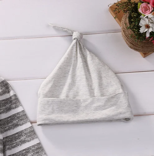 Baby gestreept pakje met witte hoed, een schattige driedelige set, zacht en comfortabel, ideaal als cadeau voor een pasgeborene.