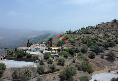 Villa avec piscine et terrasse 2