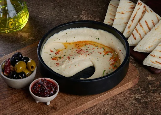 Hummus & Pita With Olives