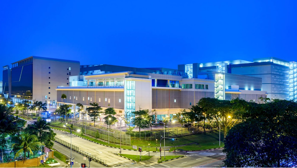 Centre de données au crépuscule avec ses lumières allumées