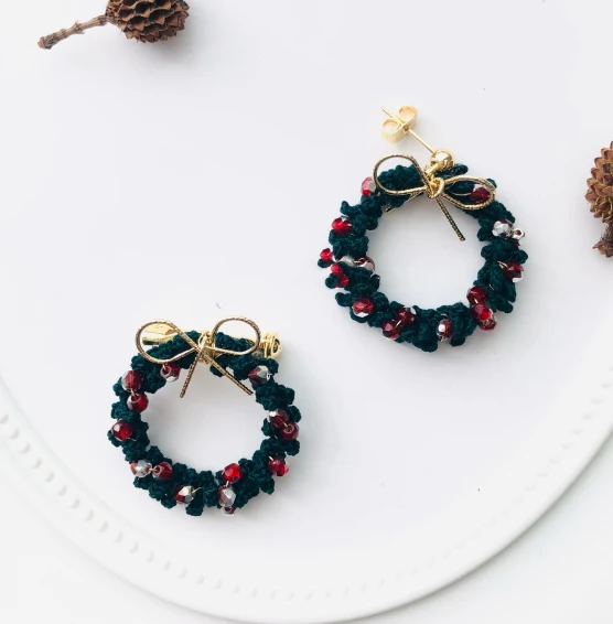 DIY Micro Haakpakket Kerstkrans, Oorbellen, Broches en meer. Maak unieke thematische decoraties zelf.