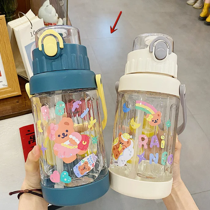 Große kreative, tragbare Wasserflasche für Studenten, Kunststoffbecher, perfekt für unterwegs und zur täglichen Flüssigkeitszufuhr.
