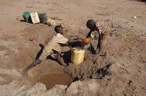 children digging holes to collect water in Nanam ward,Turkana North