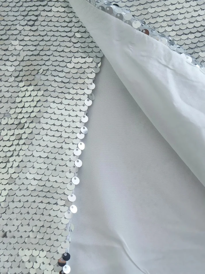 Nouvelle jupe femme à sequins argentés Tendance mode pour un look scintillant Idéale pour les soirées et événements spéciaux Design élégant et féminin