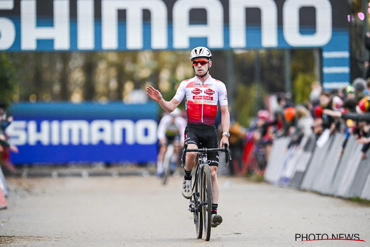 Eli Iserbyt legt uit met welke gloednieuwe stijl hij Wout van Aert het vuur aan de schenen legt: "Op zich loont dat"