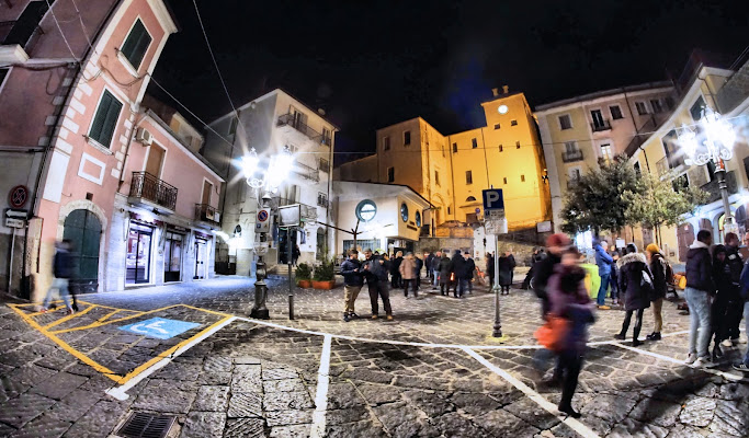 Passeggiata notturna in piazzetta. di francesco_abate