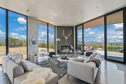 Prestige house for sale in Santa Fe (United States) - Modern living room with large bay window
