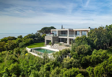 Villa avec piscine et terrasse 1