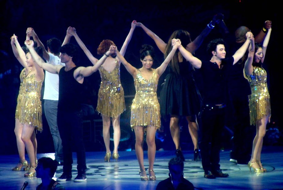 Die JONAS BROTHERS u.a. performen im Staples Center