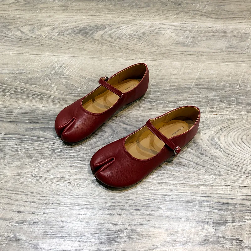 Retro Mary Jane Schuhe mit geteilter Zehenpartie und flacher Sohle, Tabi-Stil, für Komfort und einen einzigartigen Look.