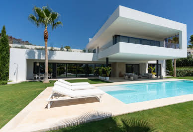 Villa with pool and garden 4