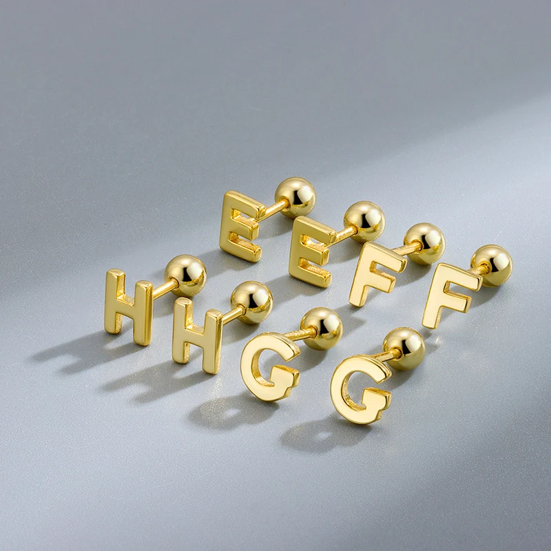 S925 Sterling zilveren glanzende 26 letters schroefspeld oorstekers, perfect voor een persoonlijke en stijlvolle uitstraling.