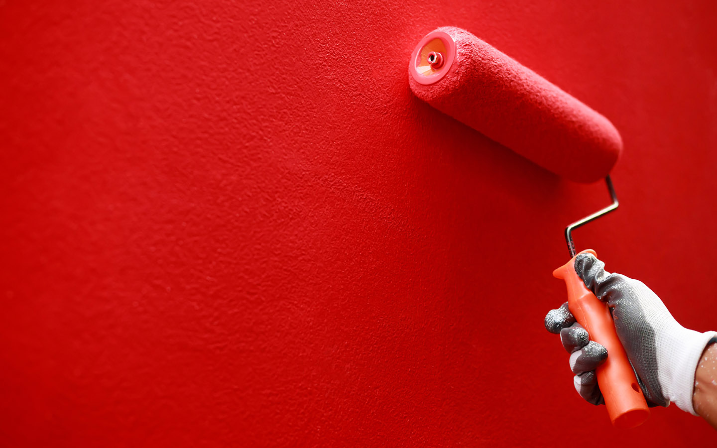 red is one of the 5 colours you should avoid painting your living room with