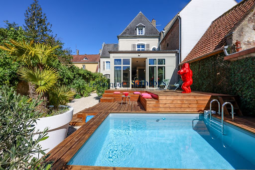 Private mansion with garden 1