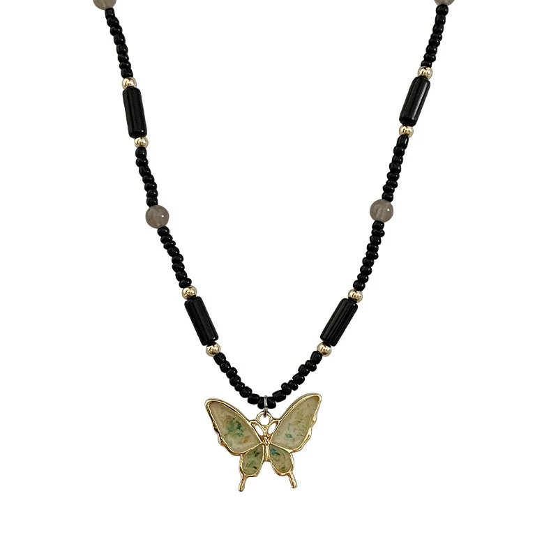 Collier pendentif papillon perlé noir Un bijou élégant pour femme Charme et sophistication Collier papillon pour un look unique.