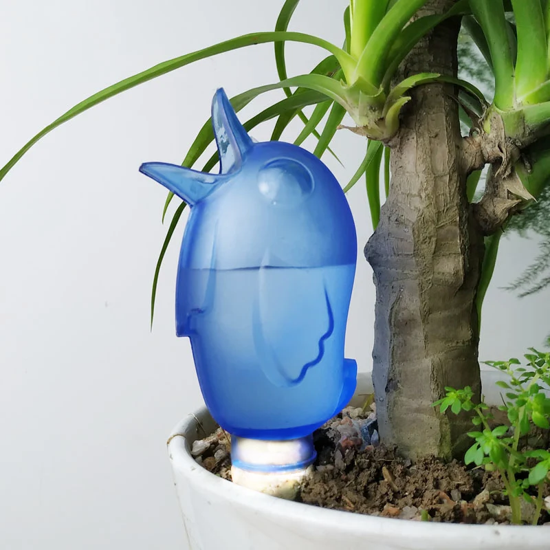 Arrosage automatique pour fleurs et plantes avec programmateur. Système d'irrigation goutte à goutte. Jardinage simplifié, plantes toujours hydratées.