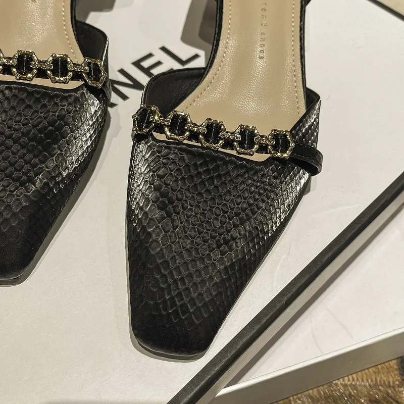 Sandali donna con tacco grosso, punta quadrata e scollatura bassa. Comfort e stile per un look impeccabile, perfetti per ogni occasione e outfit.