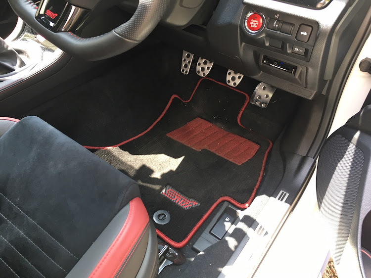 WRX STIのフロアマットに関するカスタム事例の投稿画像3枚目