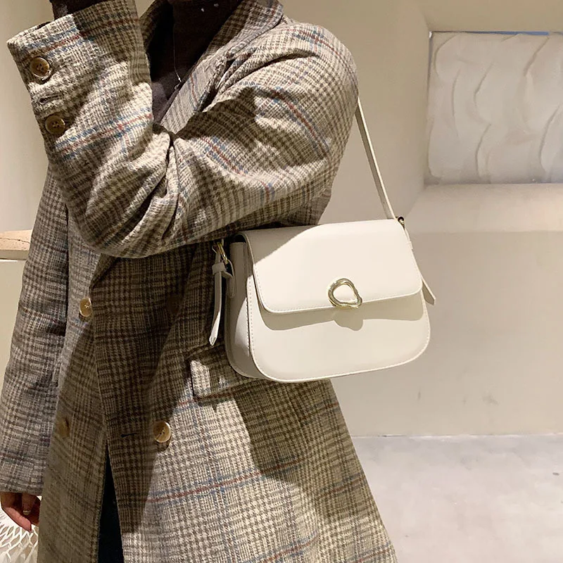 Sacoche à une épaule avec boucle métallique. Idéale pour le travail, l'université ou le quotidien. Design élégant et fonctionnel pour transporter vos essentiels.