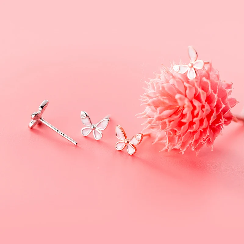 Brincos de Stud Mini Borboleta Rosa Silver Forest, delicados e charmosos, perfeitos para adicionar um toque de feminilidade e elegância ao visual.
