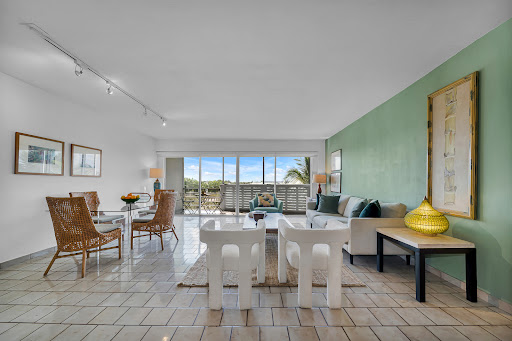Apartment with pool 3