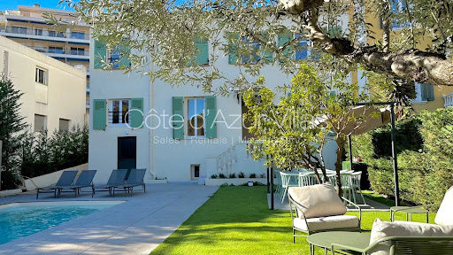 Prestige property for rent in Cannes (06400) - Neighborhood Terrefial - White villa with pool and garden