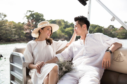 Nét đẹp của <b>Lê Hà</b> là không phải bàn cãi, điều khiến dân tình phải tấm tắc khen ngợi chính là phong độ chất ngất và khí chất ngời ngời của ông xã Lê Hà.