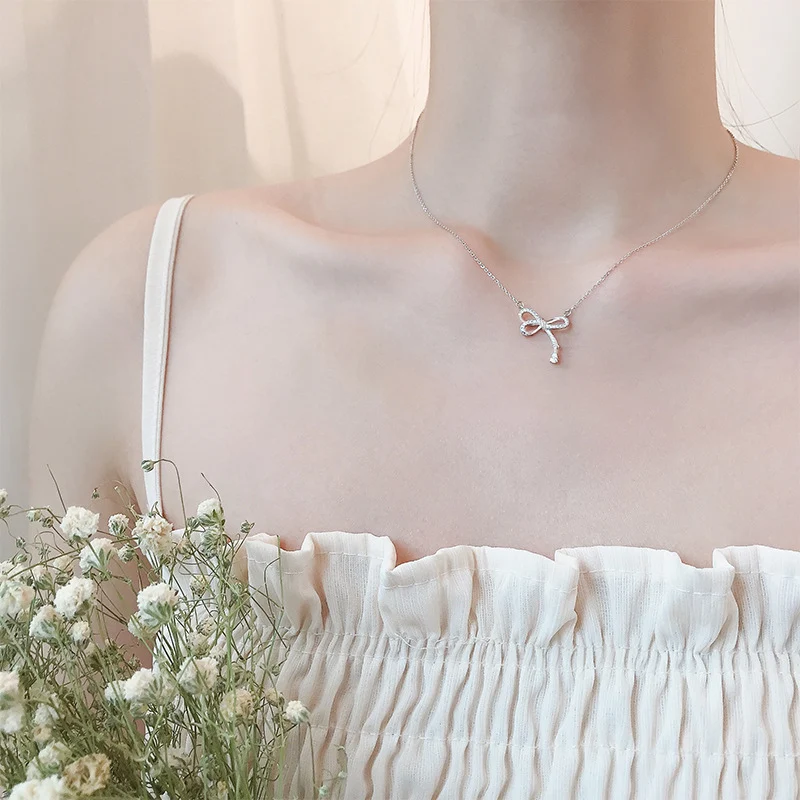 Catena girocollo donna stile coreano, elegante e alla moda, perfetta per valorizzare il décolleté e completare ogni outfit femminile.