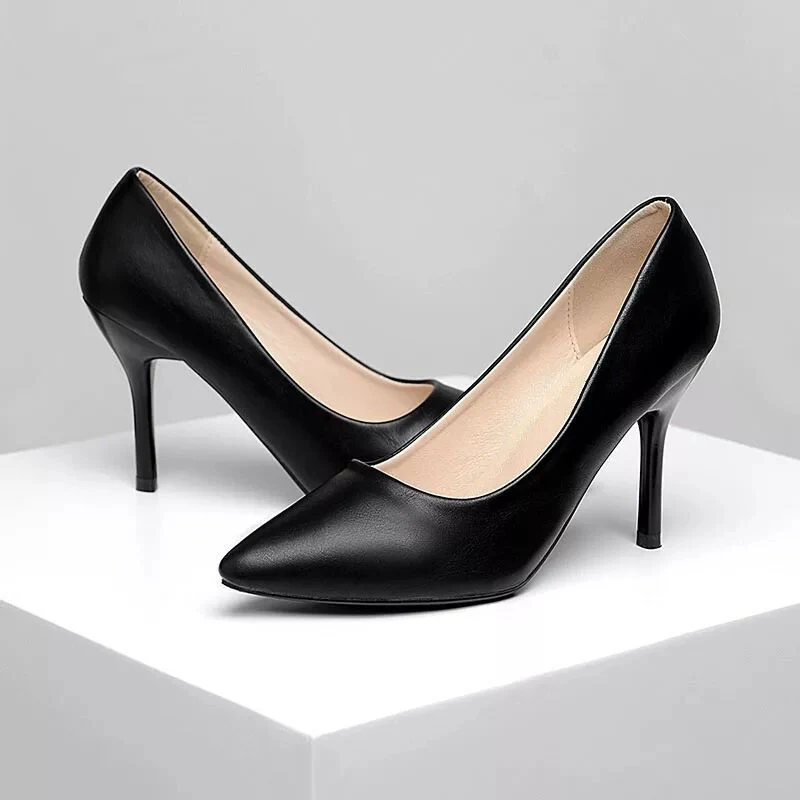 Escarpins professionnels noirs en cuir souple sans douleur pour le travail. Chaussures simples à talons hauts, confort durable.
