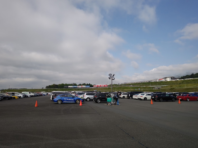 WRX STIの蛍光イエロー・こっそりリニューアル計画中🙊・自然に溶け込む⁉️・富士スピードウェイ・スーパーGTに関するカスタム事例の投稿画像3枚目