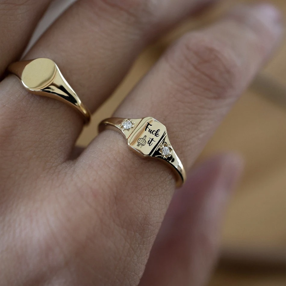 Bague carrée anglaise de style européen et américain. Un bijou élégant pour hommes et femmes. Un accessoire parfait pour toutes les occasions.