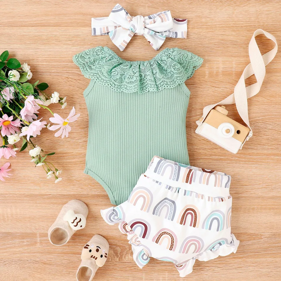 Effen mouwloze romper met print en kanten short voor baby's. Ideaal voor de zomer, comfortabel en stijlvol voor je kleintje.