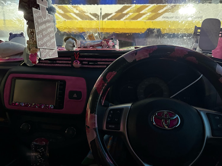 ヴィッツの洗車♪・車好き女子・ピンク💕・暇つぶし投稿・ドライブしたいに関するカスタム事例の投稿画像1枚目