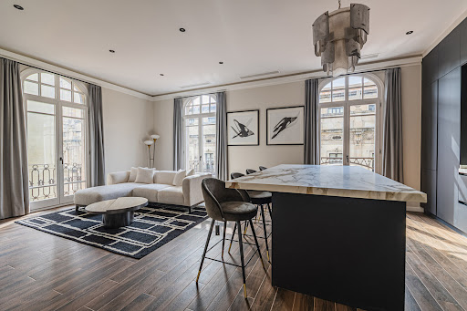 Prestige apartment / penthouse for sale in Barcelona (Spain) - Modern living room with marbled kitchen island