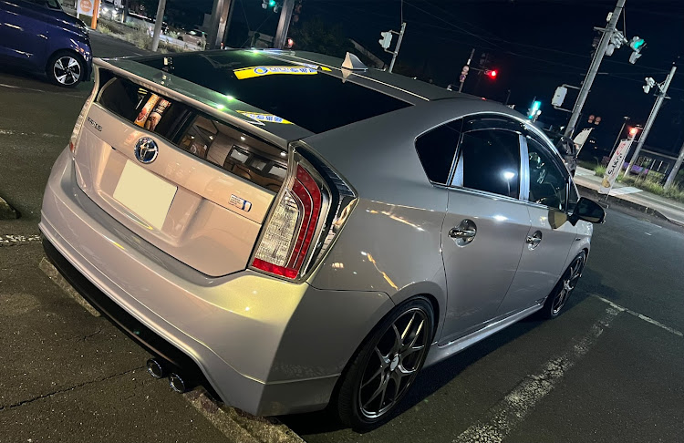 プリウスのスニーカーと愛車・オシャレは足元から・スニーカー好き・10月もよろしくお願いしますに関するカスタム事例の投稿画像1枚目