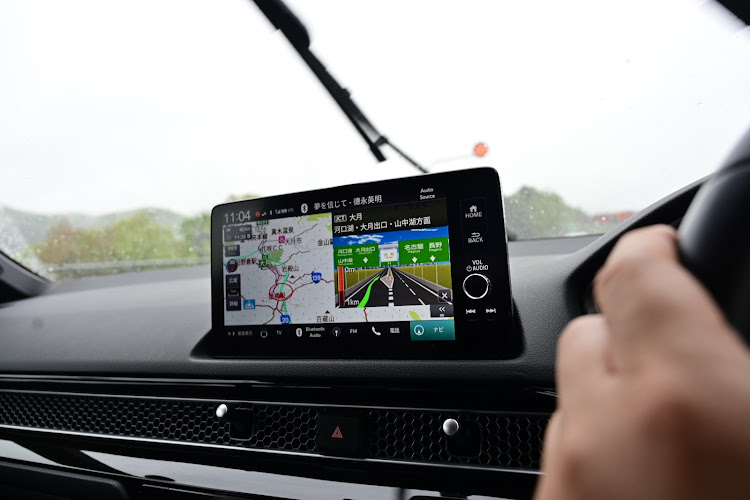シビックのプレミアムクリスタルレッドメタリック・ホンダコネクトナビ・アダプティブクルーズコントロール・Honda SENSING・自動運転レベル2相当に関するカスタム事例の投稿画像2枚目