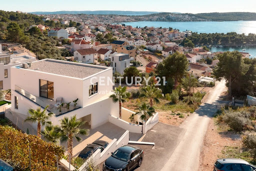 House with pool and terrace 3