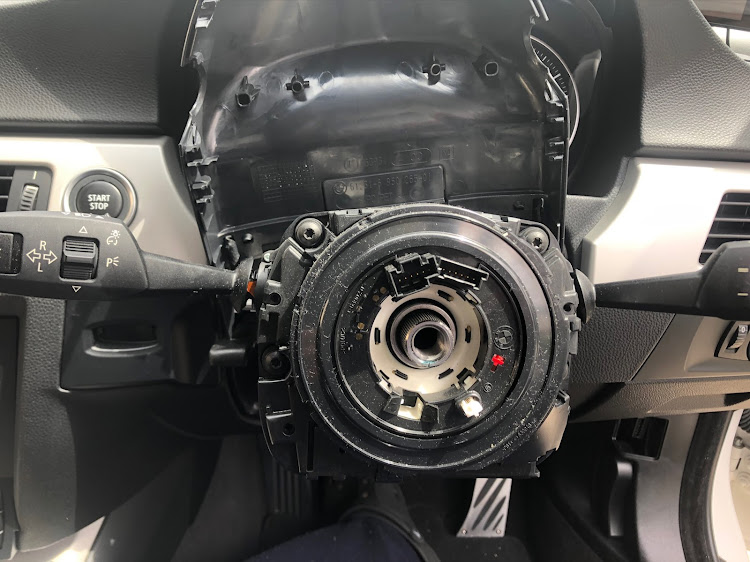3シリーズ ツーリングのE90・E91・ステアリングセンサーに関するカスタム事例の投稿画像3枚目