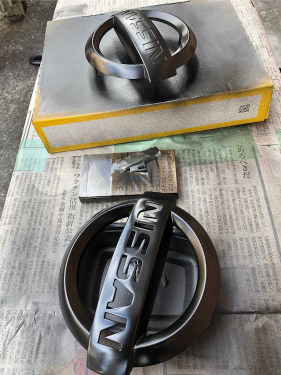 エクストレイルのエンブレム塗装・自家塗装・ホルツ缶スプレー・光るエンブレムの補修・サフ塗装後の面出しに関するカスタム事例の投稿画像1枚目