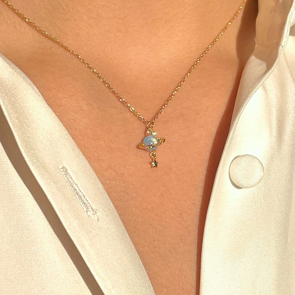 Exquise Light Luxury Saturn Surround Ketting, een stijlvol sieraad dat je hals omlijst, perfect voor speciale gelegenheden en dagelijks gebruik.