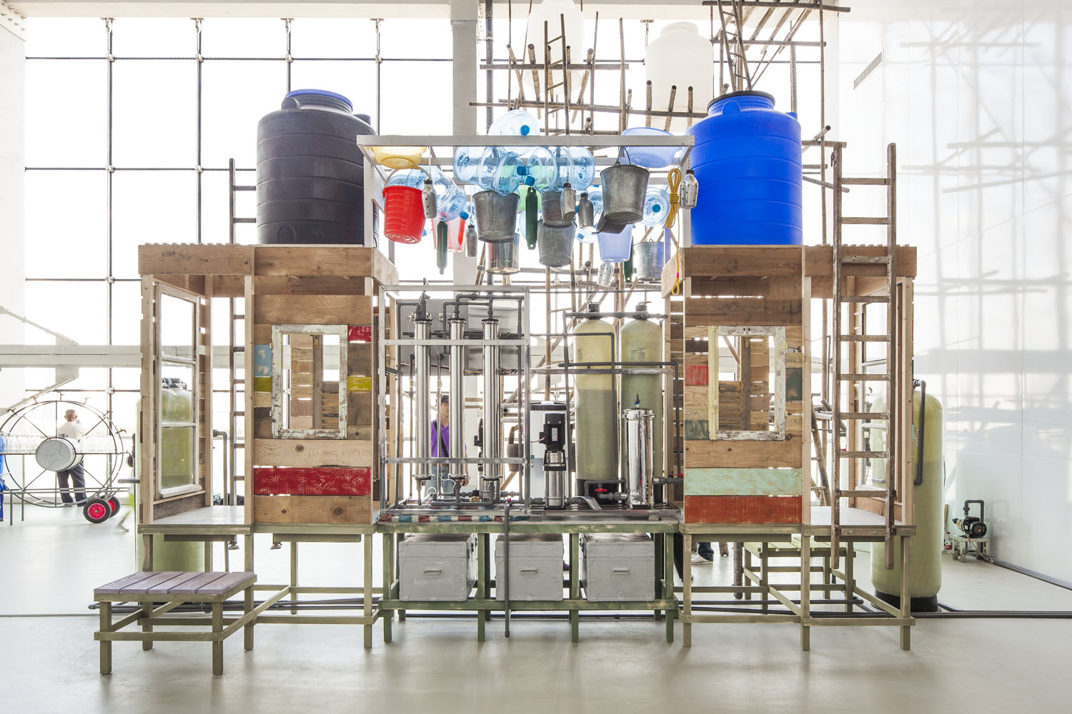 Lucy Orta (1966, Engeland) + Jorge Orta (1953, Argentinië), OrtaWater - Purification Factory, 2005