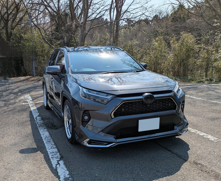RAV4のRAV4・ダークグレーメタリック・エンブレムフィルム貼り・洗車に関するカスタム事例の投稿画像1枚目