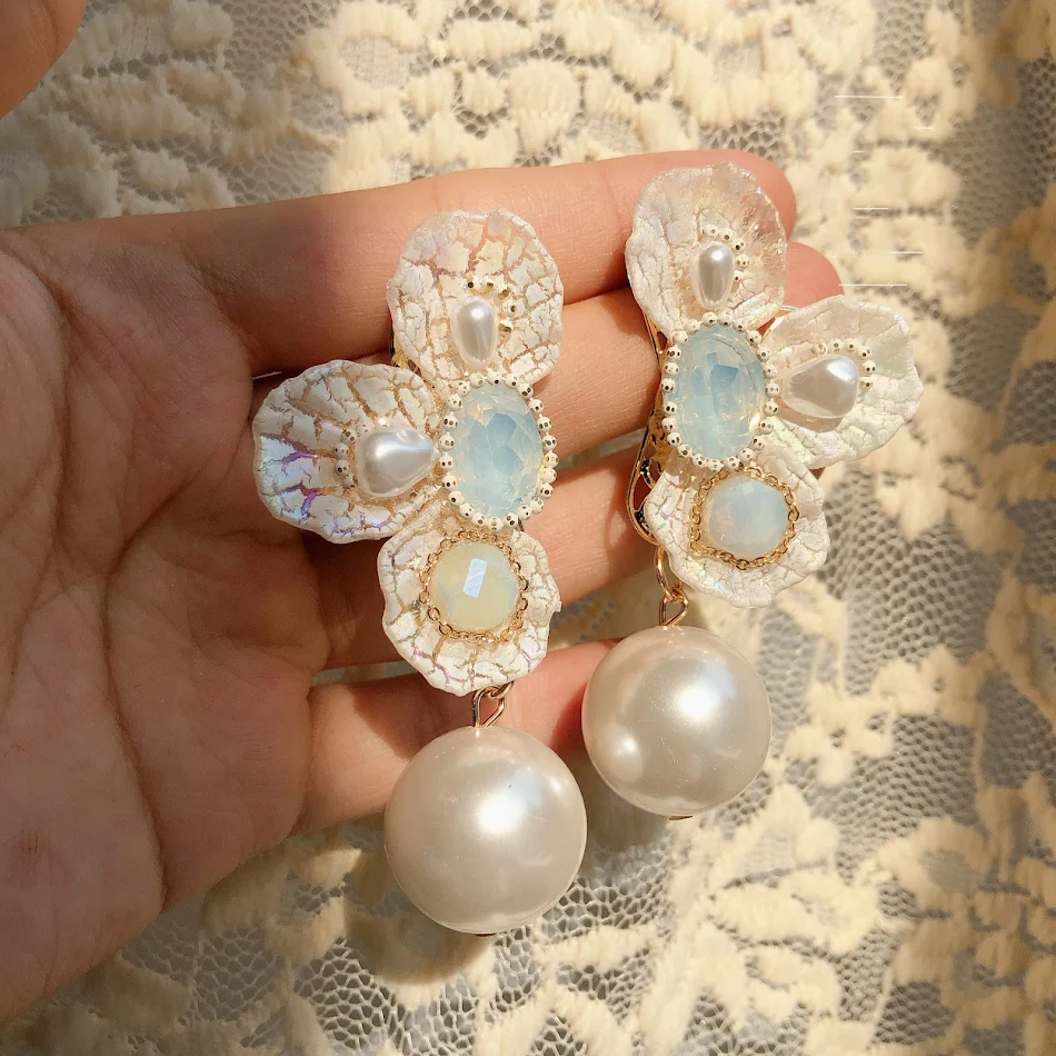 Uzun abartılı beyaz çiçek inci küpeler, moda takı, 925 gümüş iğneli küpeler, şık ve dikkat çekici bir tarz.