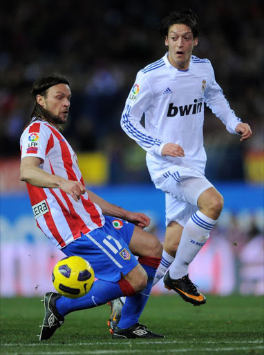 Tomas Ujfalusi (L) of Atletico Madrid duels for the ball with Mesut Ozil of Real Madrid during the quarter-final Copa del Rey second leg match between Atletico Madrid and Real Madrid and at Vicente Calderon Stadium on January 20, 2011 in Madrid, Spain. (Photo by Jasper Juinen/Getty Images)