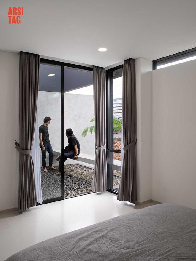 Pintu kaca yang membuka ke arah balkon di kamar tidur, Karya Localic Studio via Arsitag