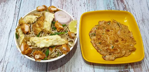 Special Chicken Noodles With Egg Omelette